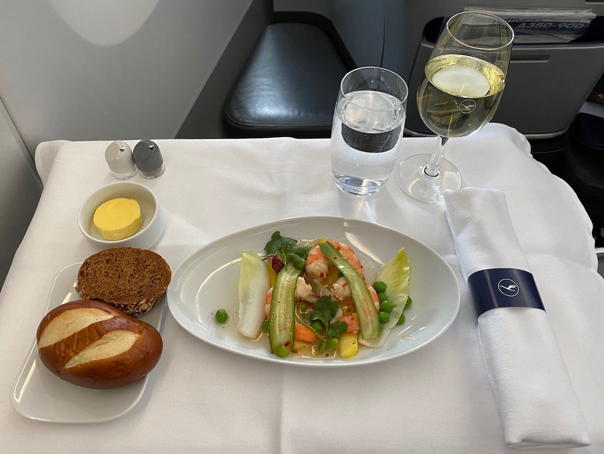 350 на бизнес. Lufthansa a350 Business class. Lufthansa Business class. Lufthansa бизнес класс. Питание Люфтганза.