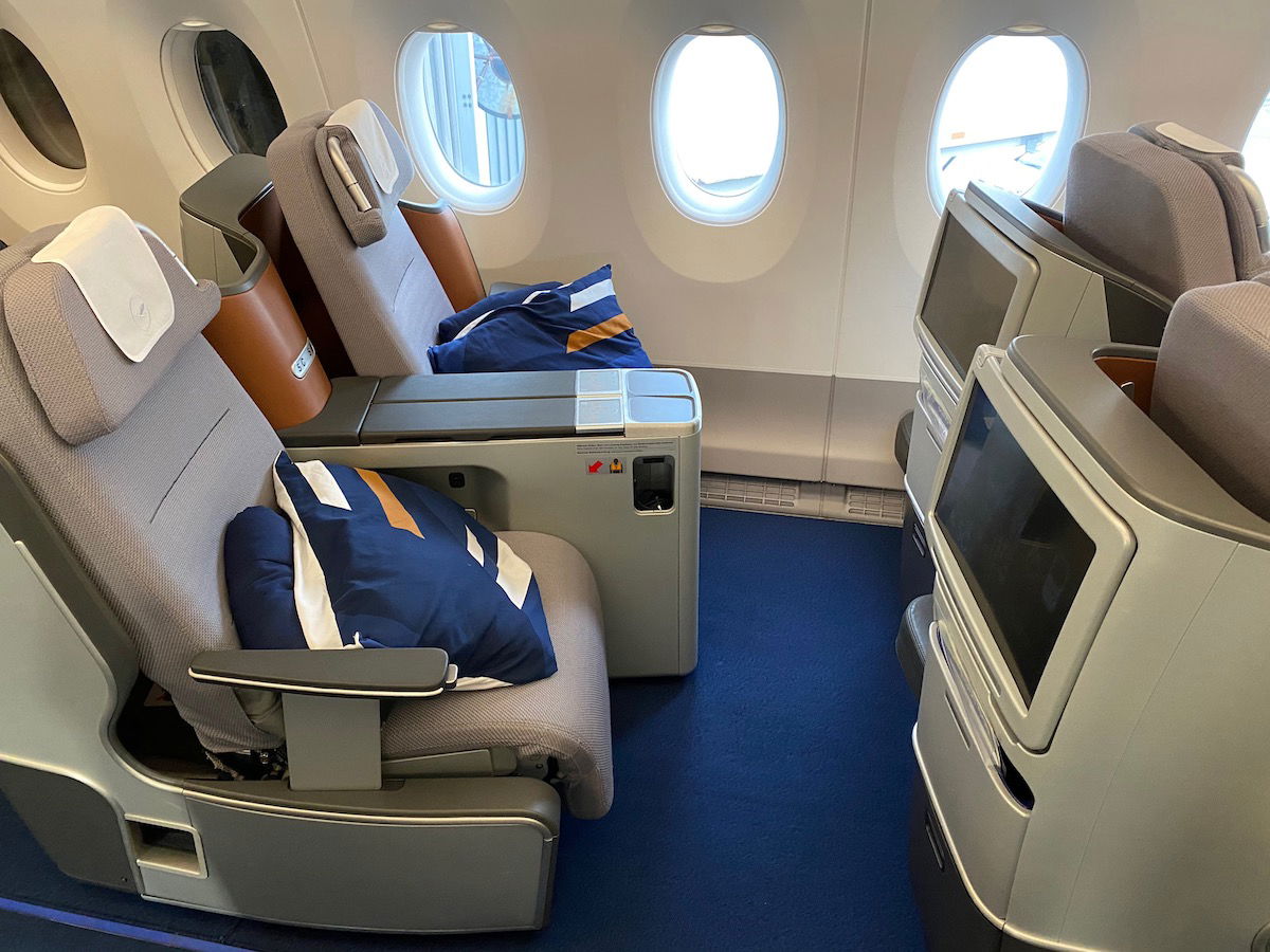 https://cdn.onemileatatime.com/wp-content/uploads/2020/07/Lufthansa-Business-Class-Coronavirus-2.jpg