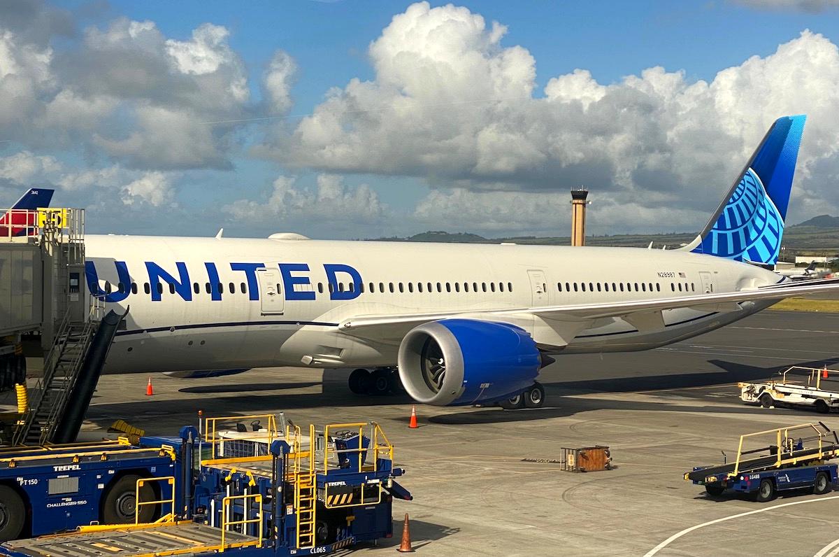 United Airlines Requiring Employees To Be Vaccinated