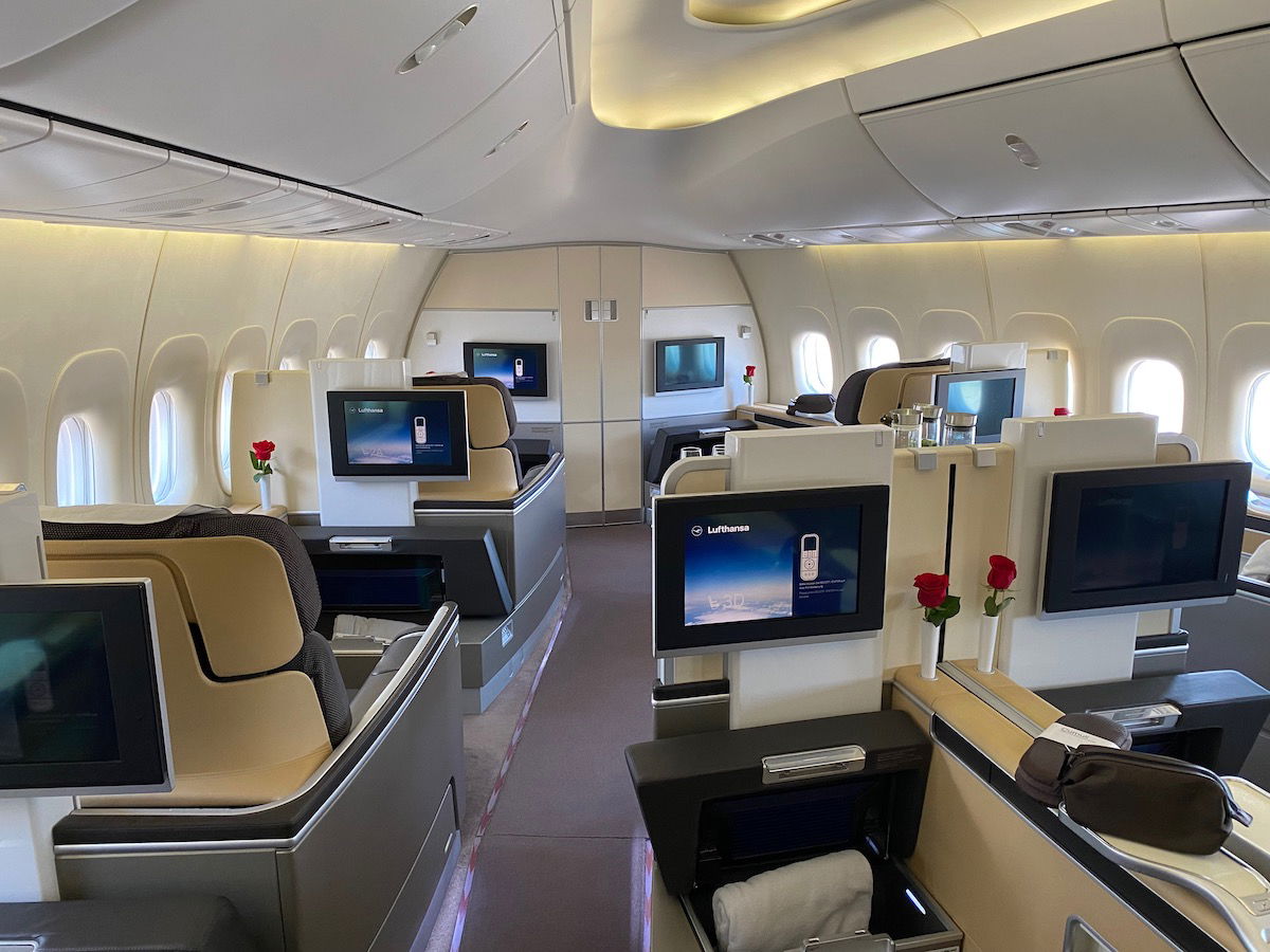 Lufthansa Boeing 747-800 Business Class Review - Comfortable Seats ...