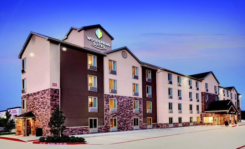 Exterior view of a WoodSpring Suites property, part of Choice Privileges