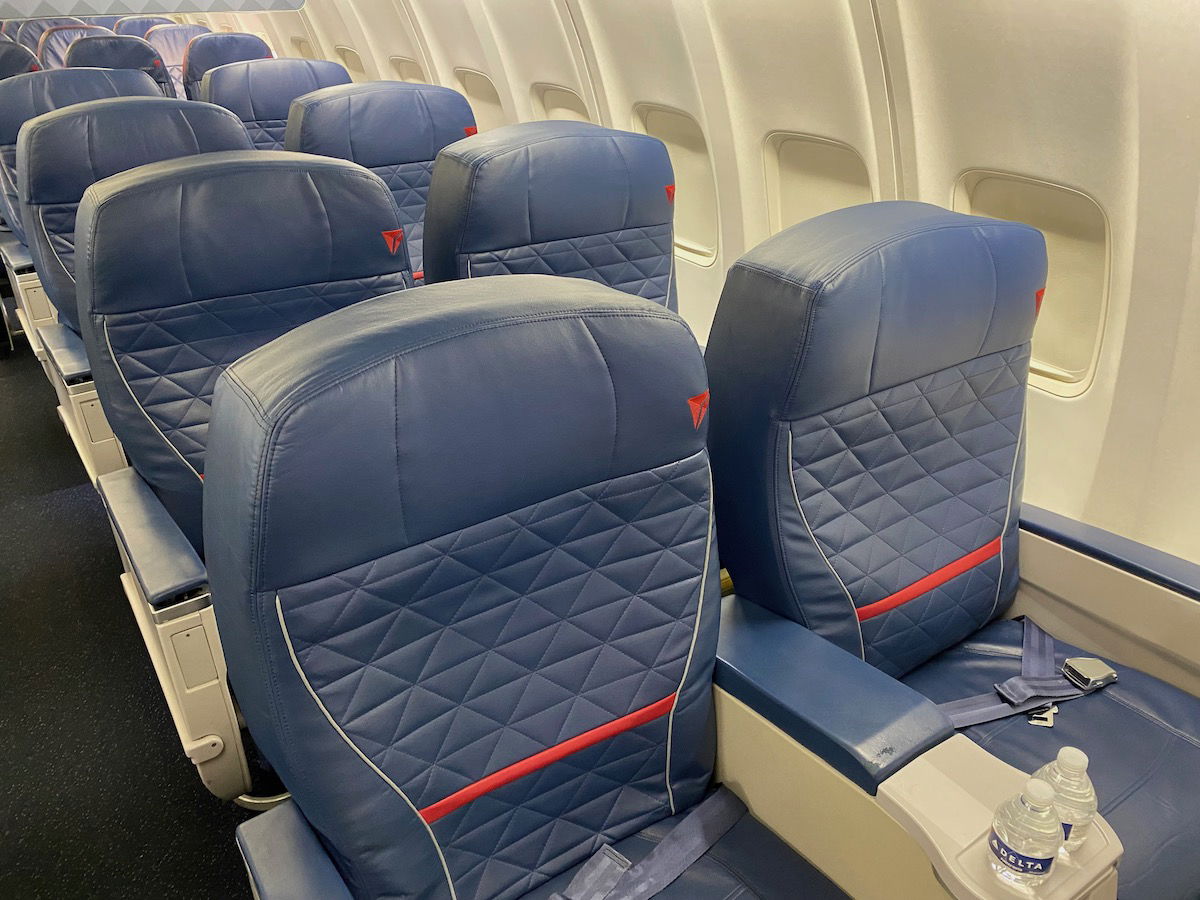 Passenger on Board Las Vegas Delta Flight Describes People Needing