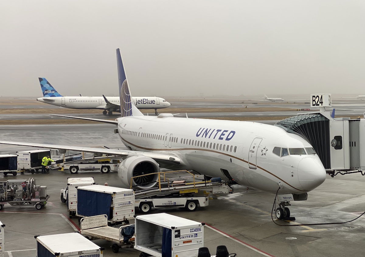 Разгневанный пилот United вызывает УВД SFO из-за ухода на второй круг