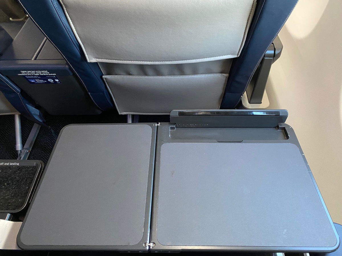 Review: United Airlines 737 MAX 9 First Class (ORD-BOS) - One Mile at a ...