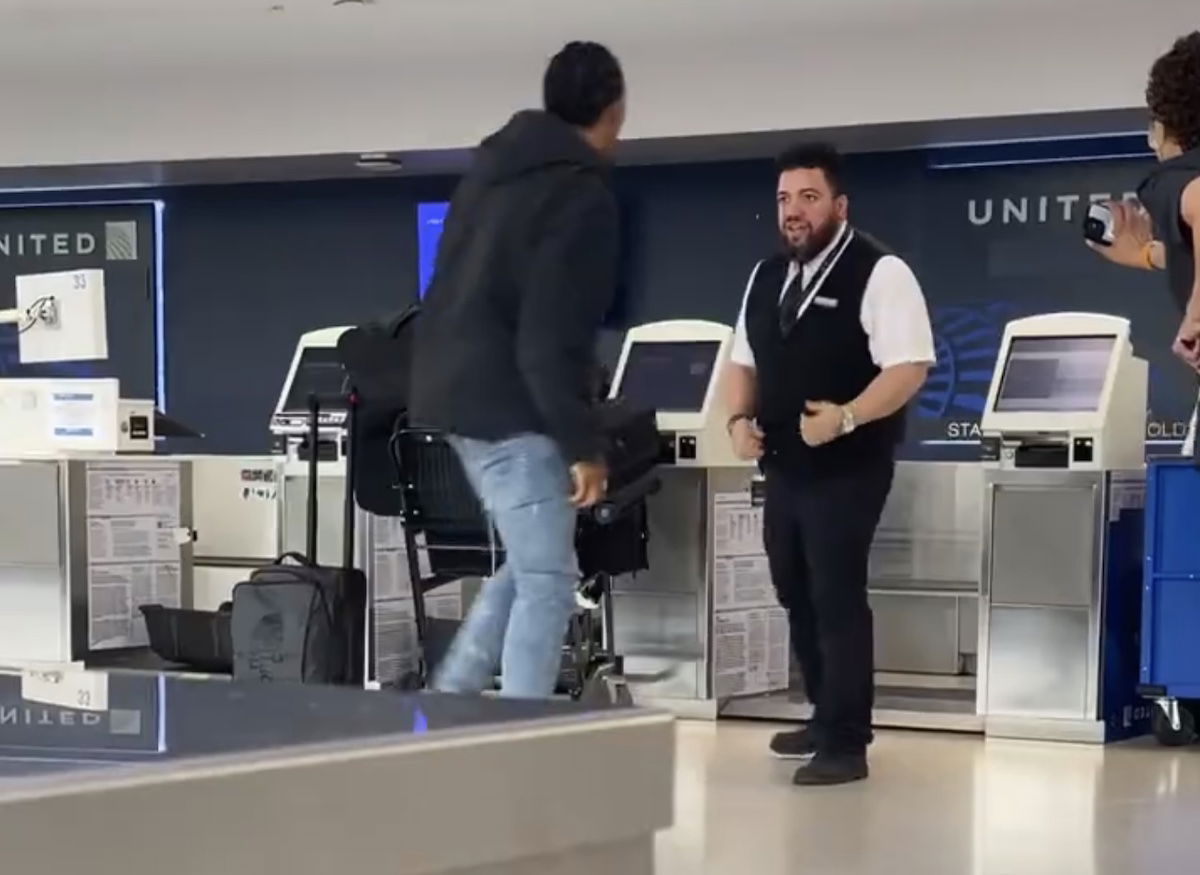 Sheesh United Airlines Employee Fights Passenger TrueViralNews