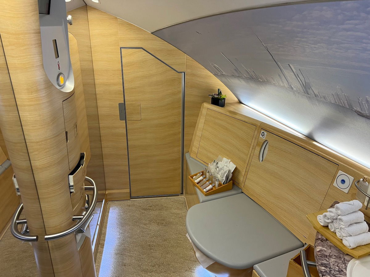 Guide To Emirates' A380 First Class Shower Spa (2024)