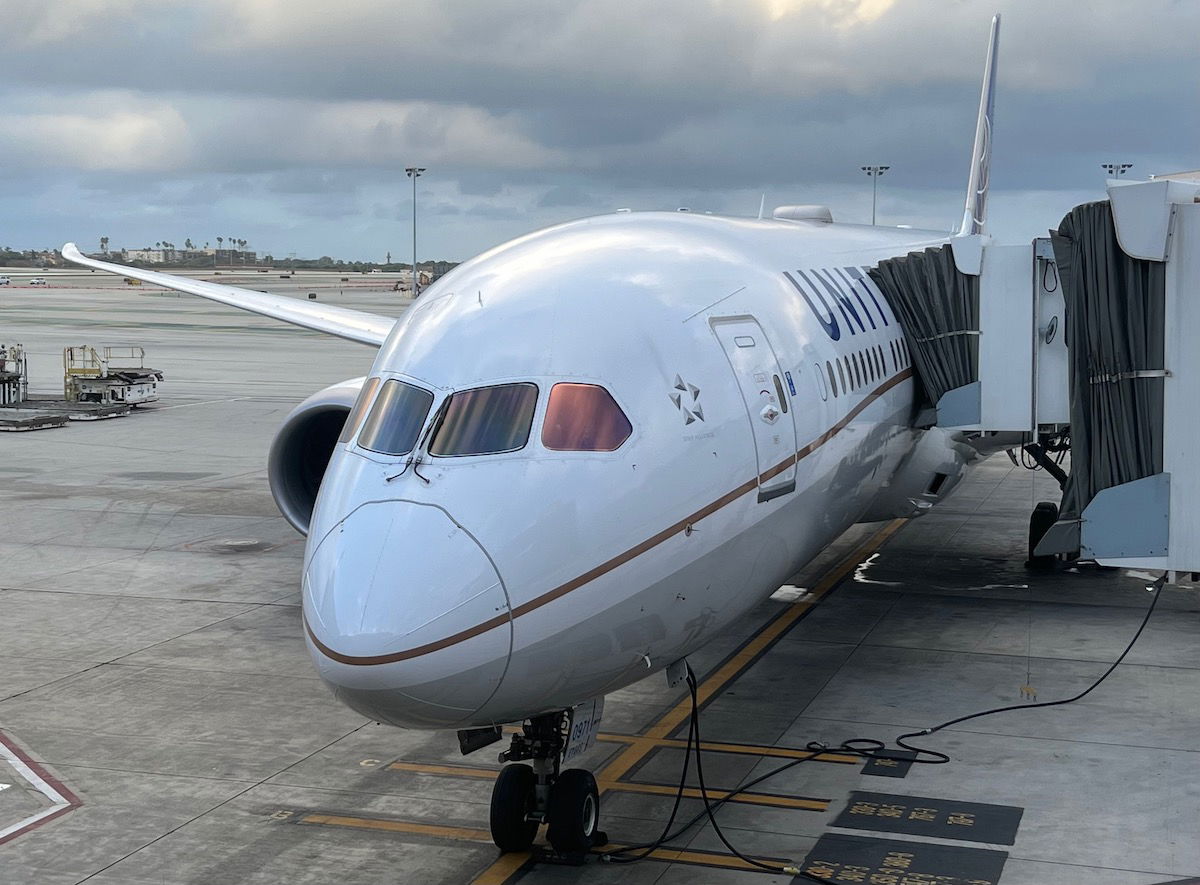 United Airlines Boeing 787 Diverts To Remote Pago Pago