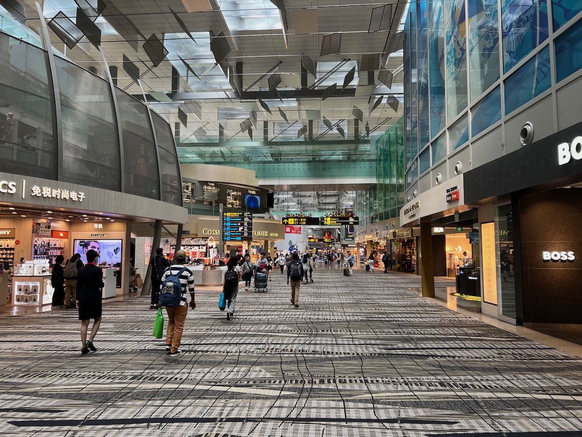 Changi Airport Terminal 2 Row 3 - Picture of Singapore Airlines