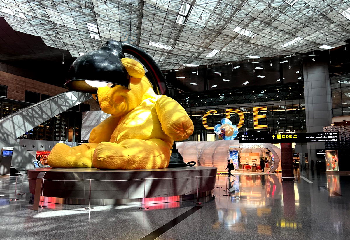 Der riesige Teddybär des Doha Hamad Airport...
