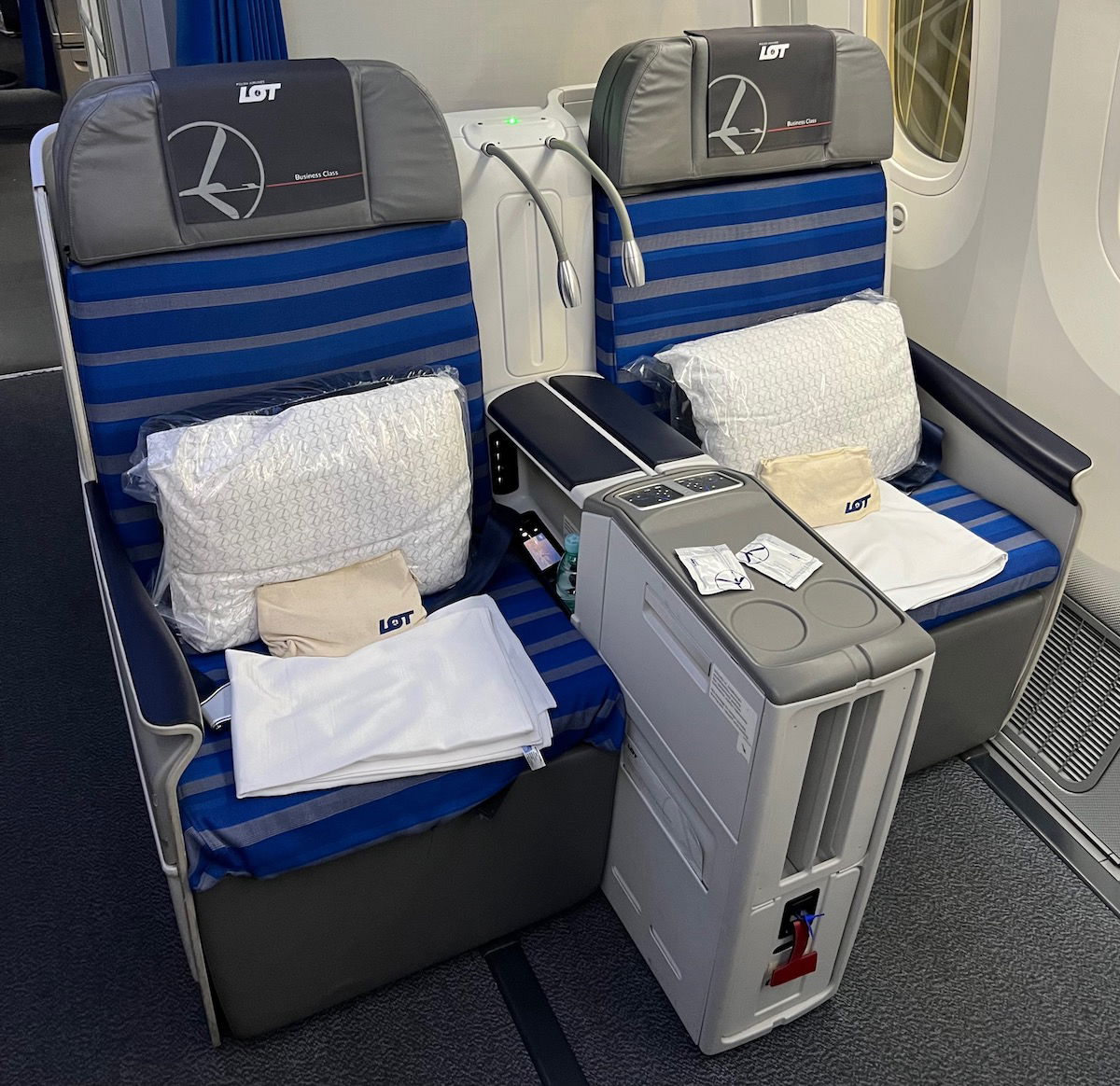 LOT Polish Airlines review: 787-8 economy class Los Angeles to Warsaw –  SANspotter