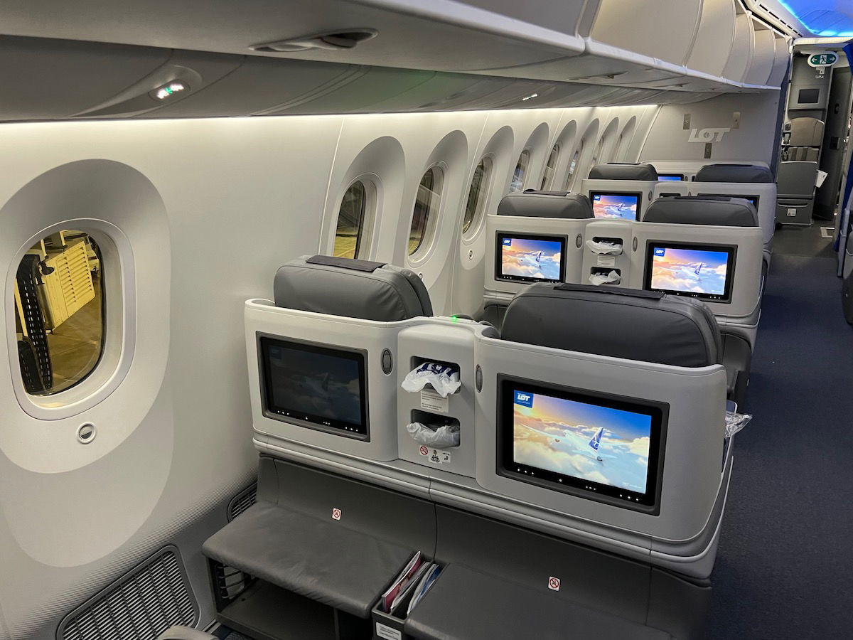 READER REVIEW: LOT Polish Airlines B787 Business Class review - Turning  left for less