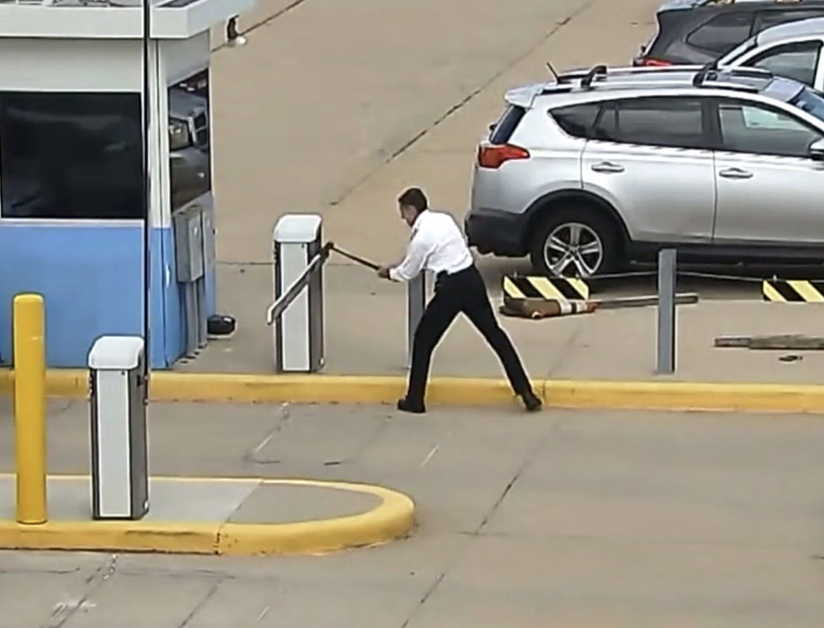 United Airlines Pilot Charged In Axe Attack At Denver Airport Parking ...