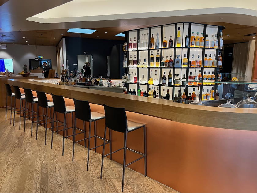 Bar and surrounding dining tables in the SWISS First Lounge Zurich Terminal A