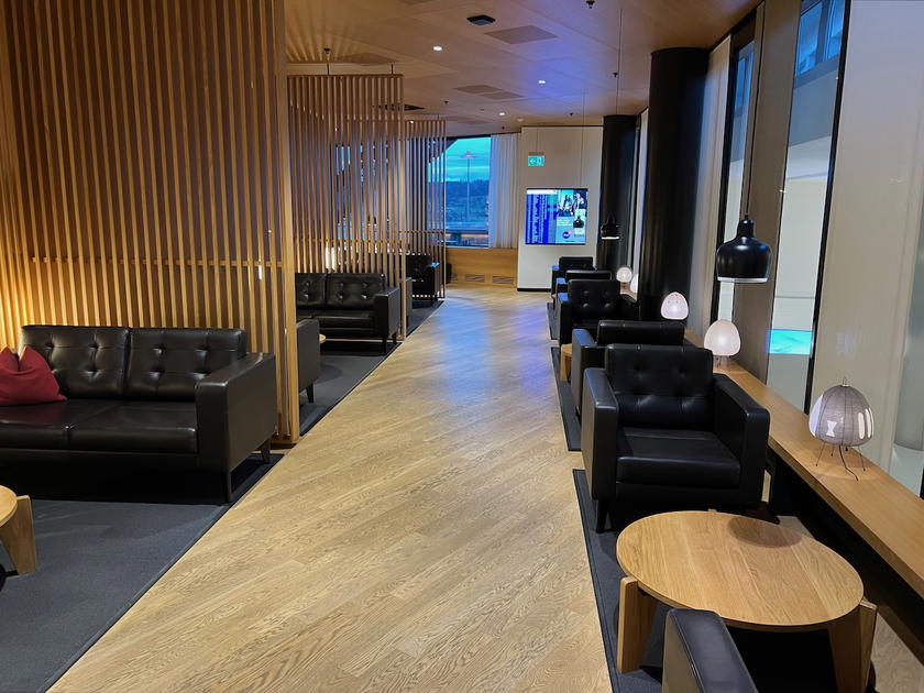 Lounge seating area with leather chairs in the SWISS First Lounge Zurich Terminal A