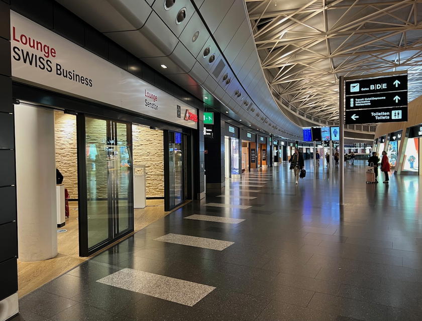 Entrance area for the SWISS Business Lounge and SWISS Senator Lounge in Zurich Airport Terminal A