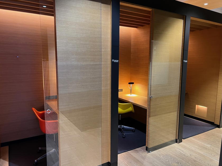 Enclosed workstation area in the SWISS First Lounge Zurich Terminal A