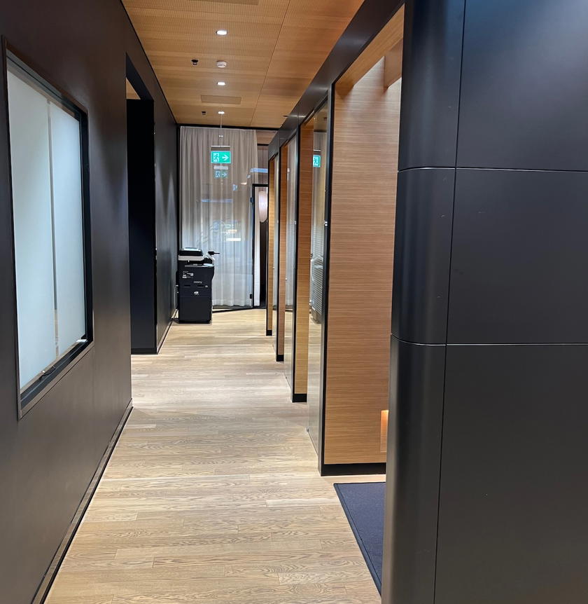 Private workstations with glass shields in the SWISS First Lounge Zurich Terminal A