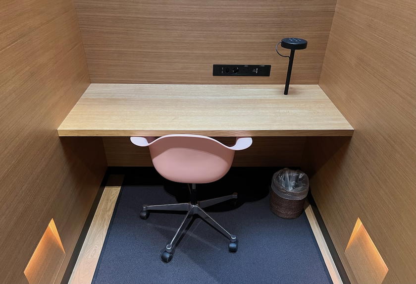 Workstation with a closable glass shield for privacy in the SWISS First Lounge Zurich Terminal A