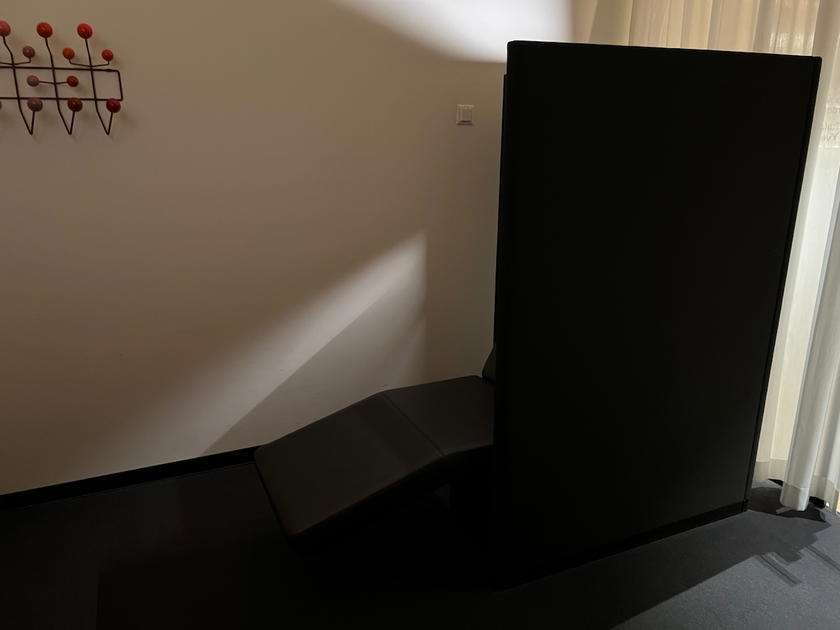 Dark relaxation room with daybeds in the SWISS First Lounge Zurich Terminal A