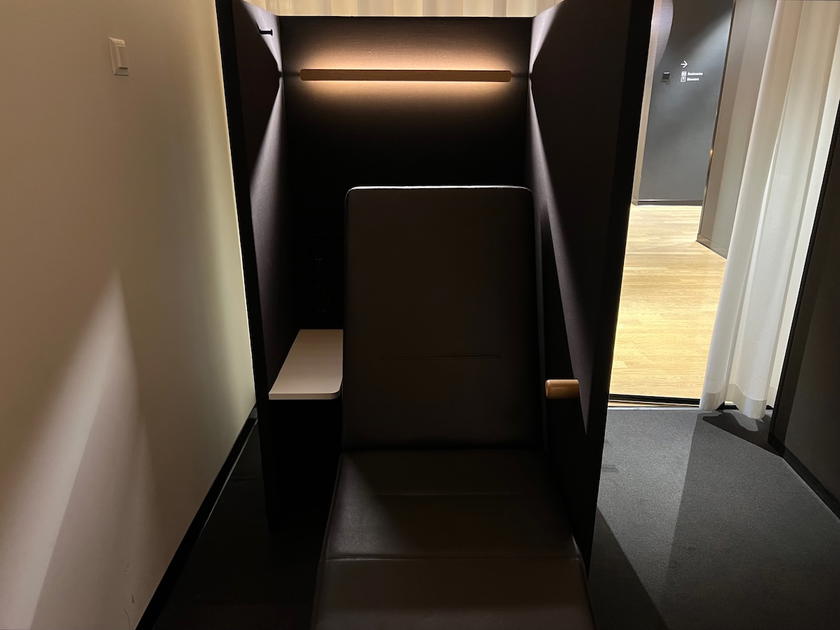 Daybed in the dim relaxation room of the SWISS First Lounge Zurich Terminal A