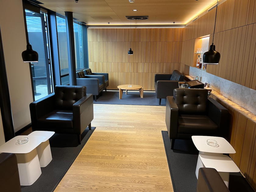 Leather chairs in the smoking lounge of the SWISS First Lounge Zurich Terminal A