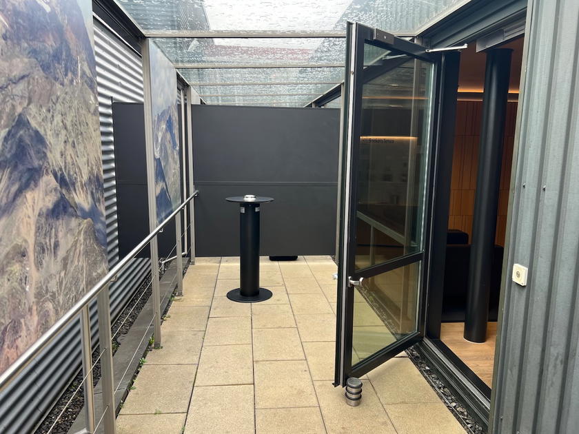 Outdoor standing area of the smoking lounge in the SWISS First Lounge Zurich Terminal A