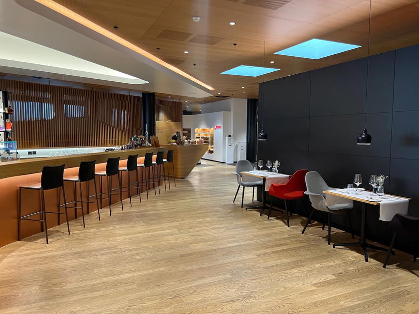 V-shaped bar seating up to 14 guests in the SWISS First Lounge Zurich Terminal A