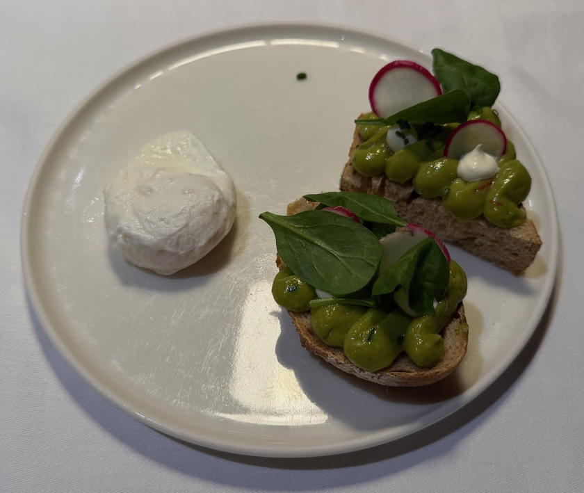 Avocado sourdough toast with a poached egg served in the SWISS First Lounge Zurich
