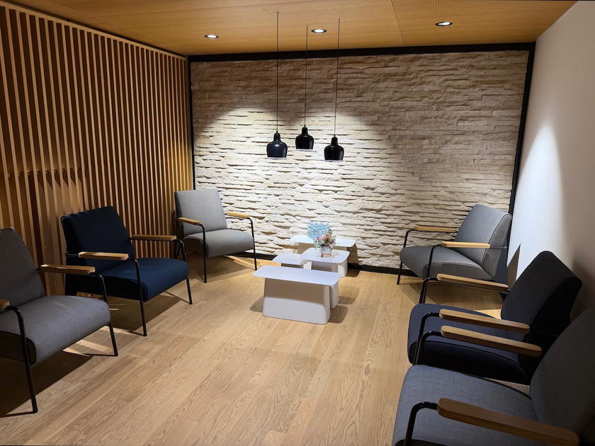 Waiting area for the SWISS First Lounge limousine service at Zurich Airport