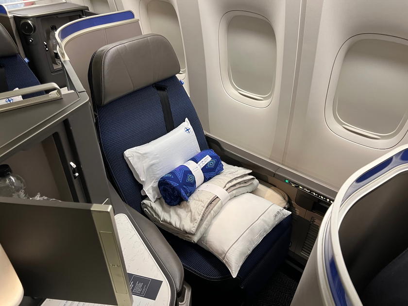 United Polaris business class cabin on a Boeing 777