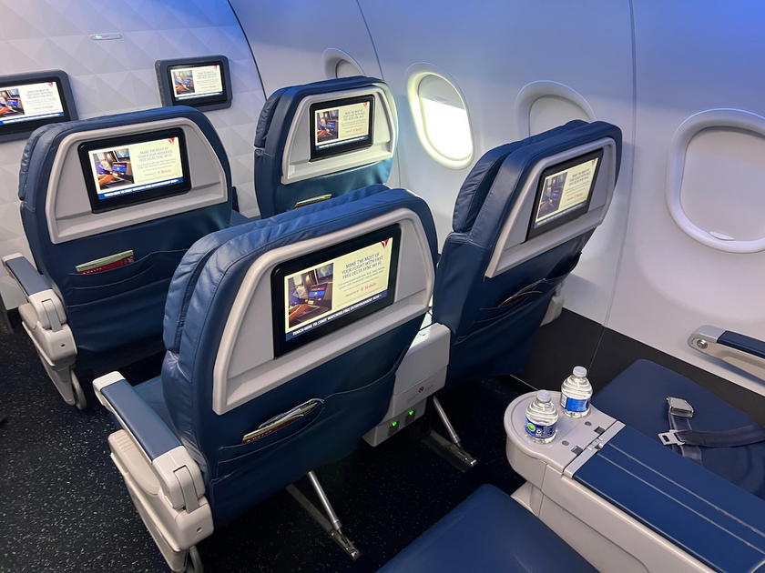 Delta first class cabin seats aboard an Airbus A319