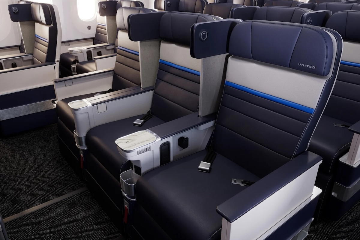 United Passenger Blasts “Influencer” For Incessant Inflight Filming & Talking