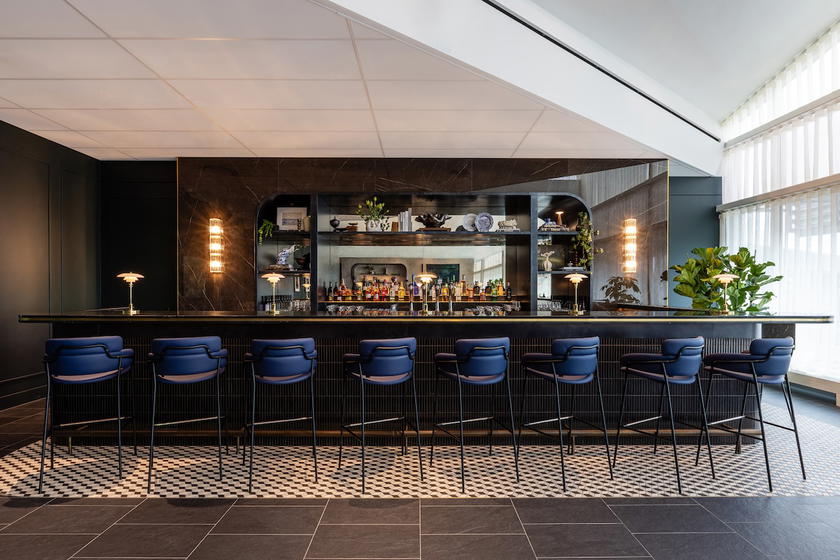 Full bar with beer and cocktails in the Amex Centurion Lounge Amsterdam