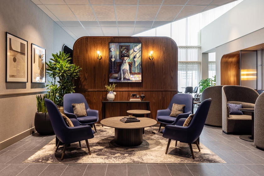 Booth seating with power outlets in the Amex Centurion Lounge Amsterdam
