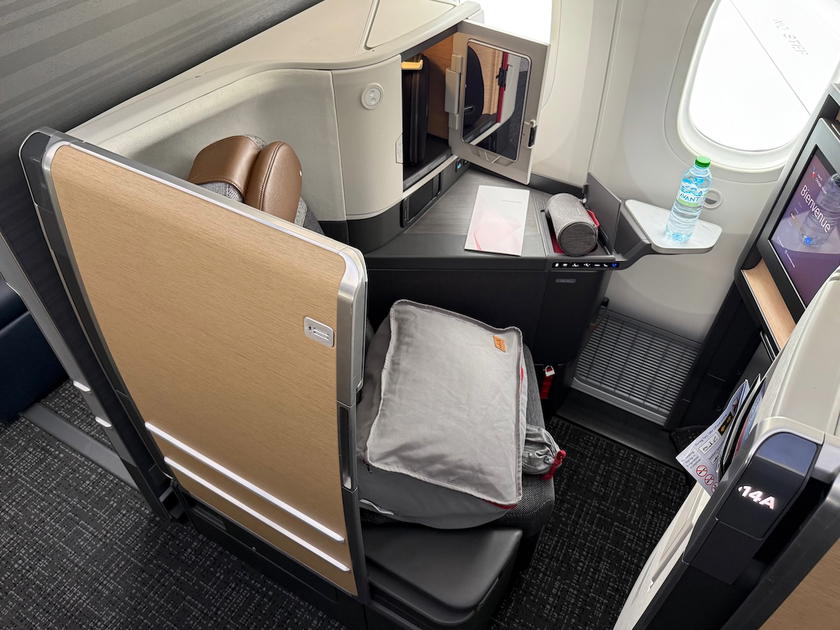 American Airlines Boeing 787 business class cabin with lie-flat seats