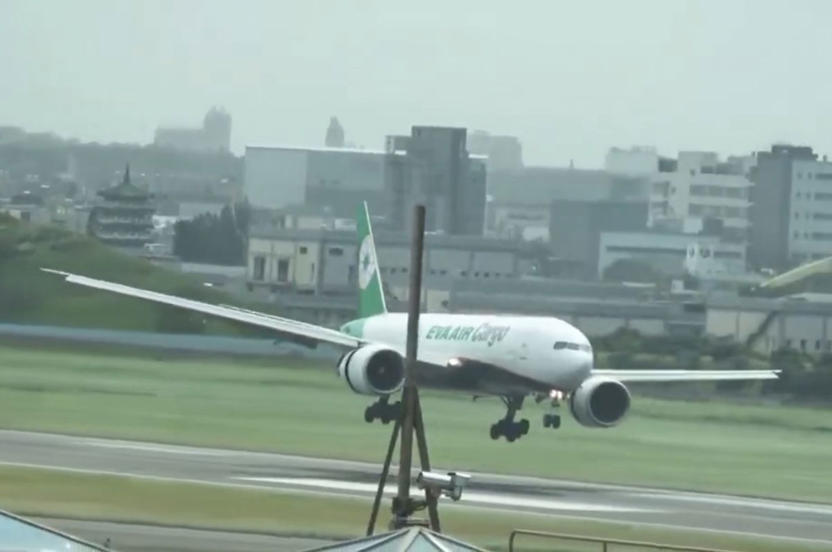 Ouch: EVA Air Cargo Boeing 777 Botched Touchdown Throughout Hurricane