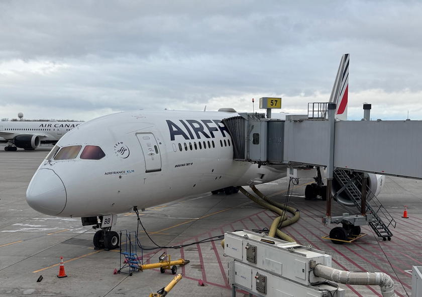 Air France business class cabin aboard a Boeing 787