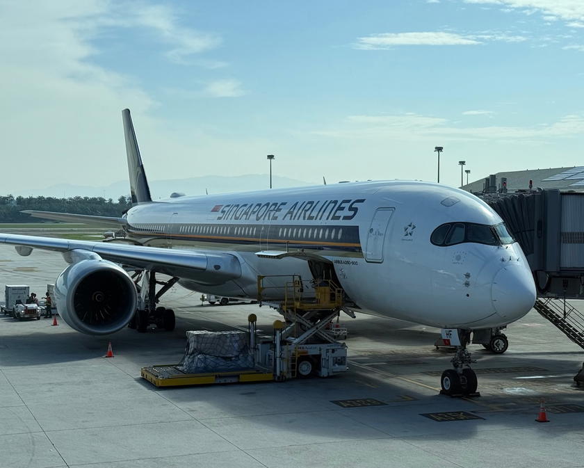 Interior of a Singapore Airlines Airbus A350 cabin with rows of business class seats