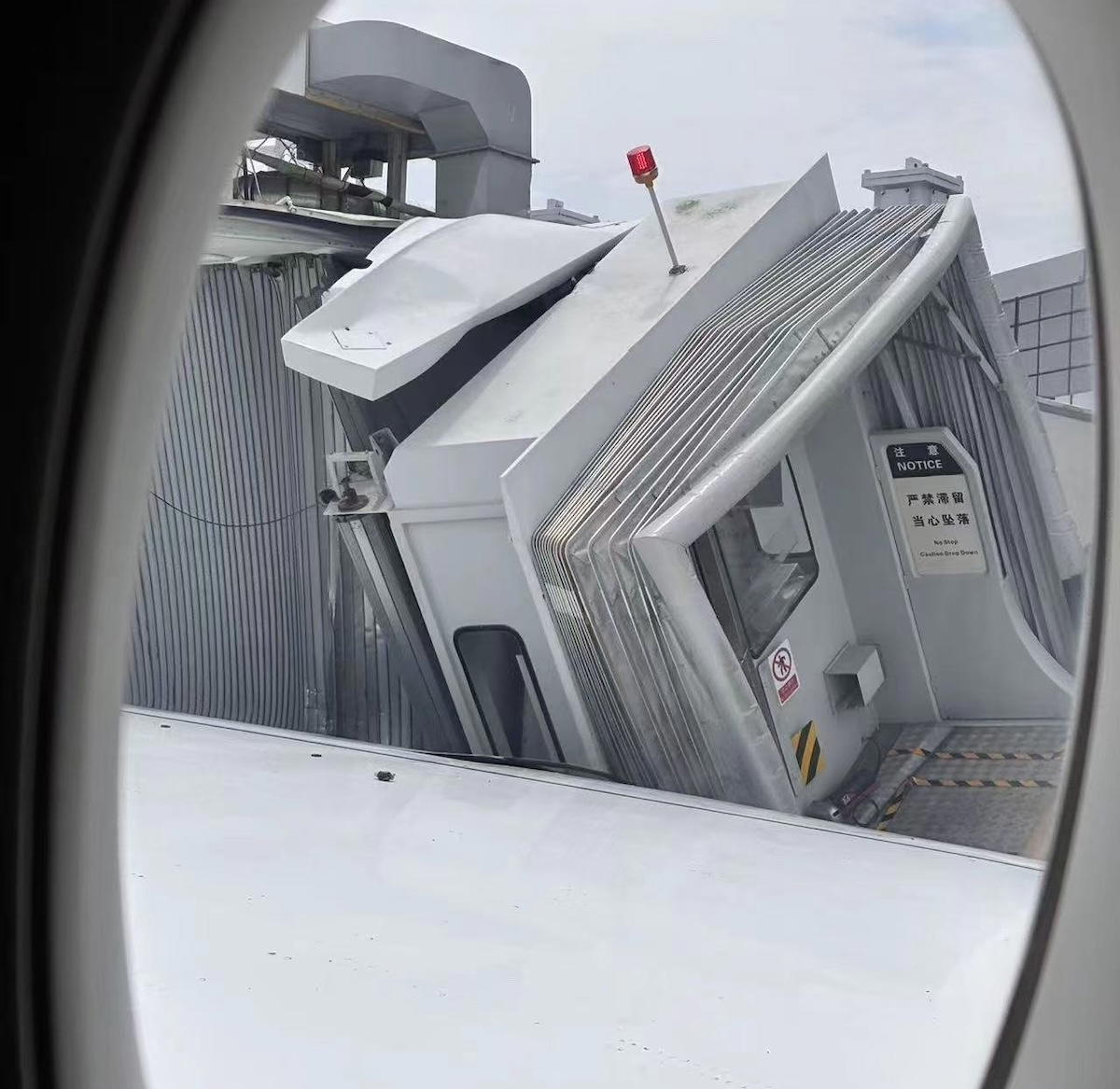 China Eastern A350 Repeatedly Rams Jet Bridge With Engine & Wing: HUH?!?