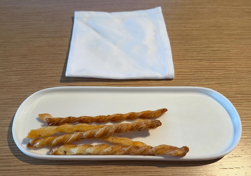 Warm breadsticks served as a pre-departure snack in SWISS first class