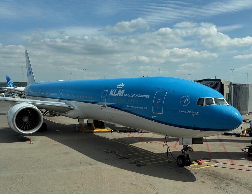 Saudia business class cabin aboard a Boeing 787