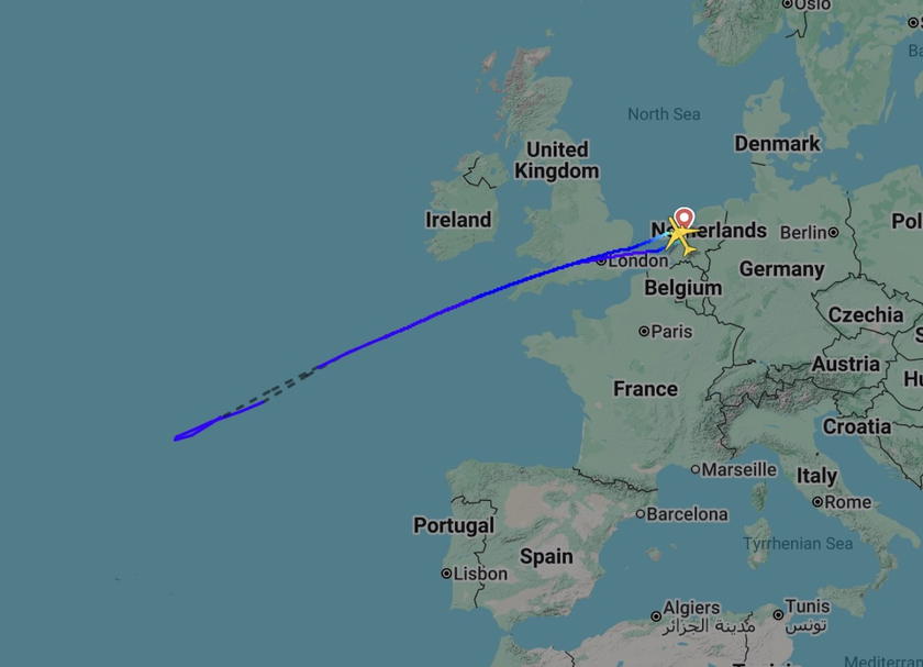Flight path map showing KLM flight KL735 diverting back to Amsterdam over the Atlantic Ocean