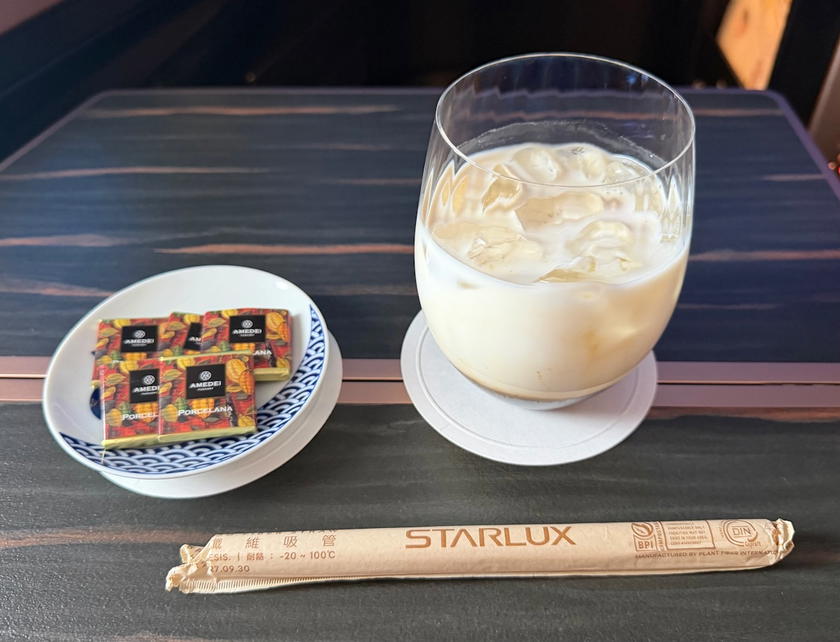 Boba latte served in Starlux first class shortly before landing
