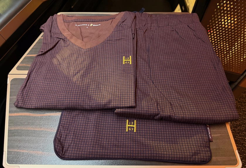 Pajamas provided in Starlux Airlines first class