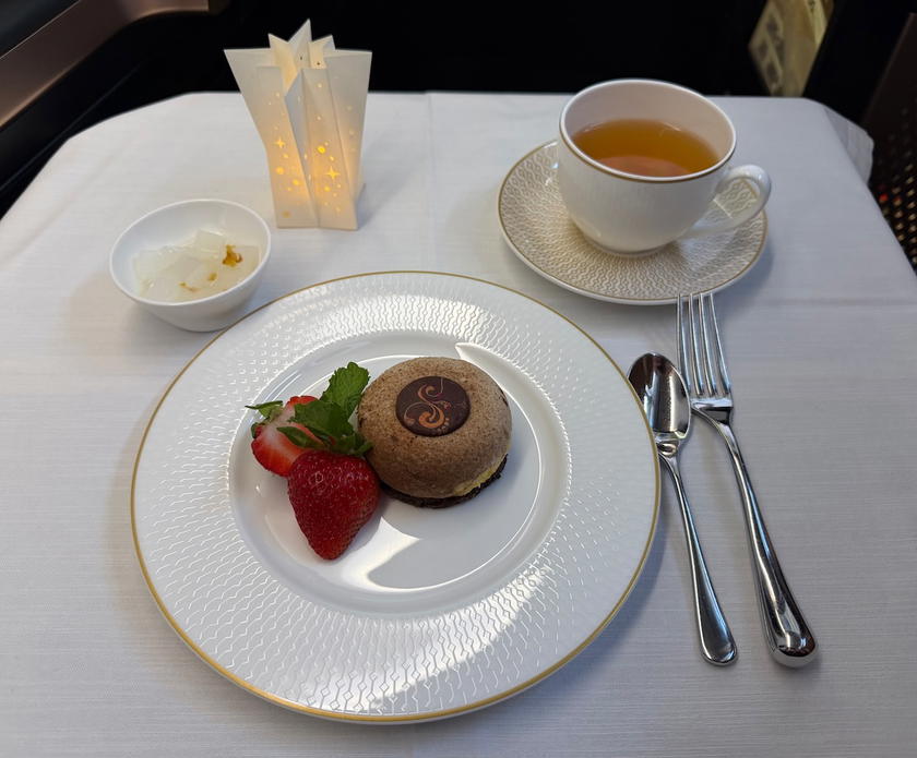 Dessert and tea service in Starlux Airlines A350 first class