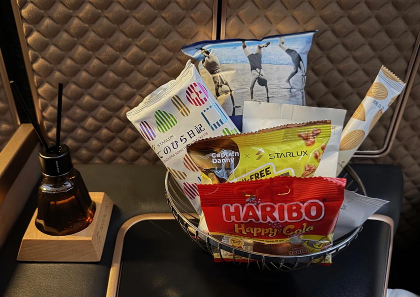 Snack basket and aromatherapy diffuser in Starlux Airlines A350 first class
