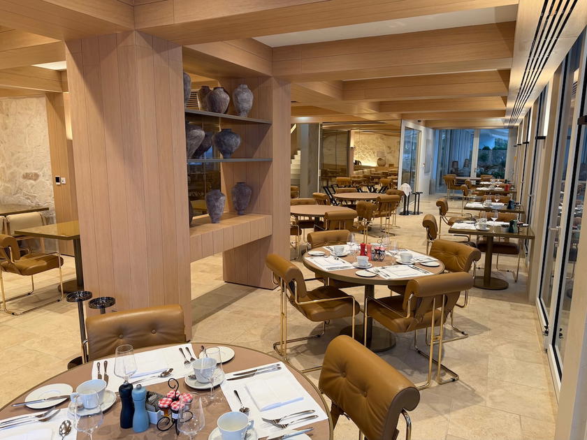Dining tables at Restaurant Pjerin with sea views