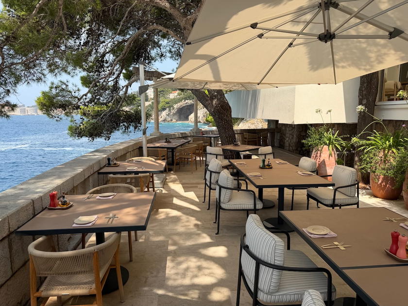 Lower terrace at Restaurant Pjerin used for lunch service