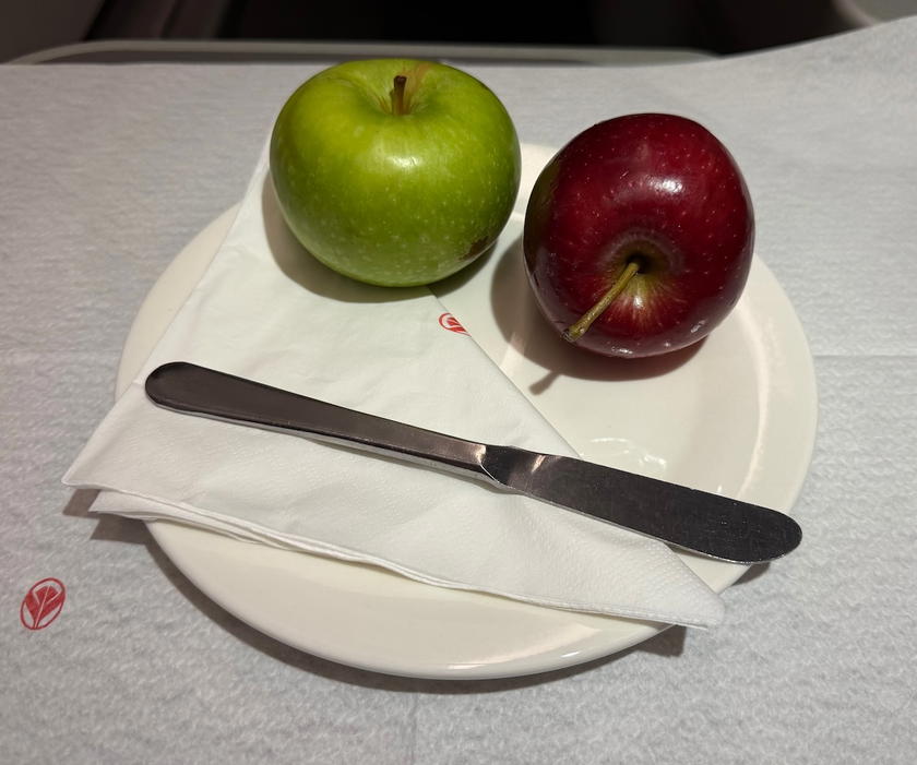 Two whole apples served as a fruit course in Air Algerie business class