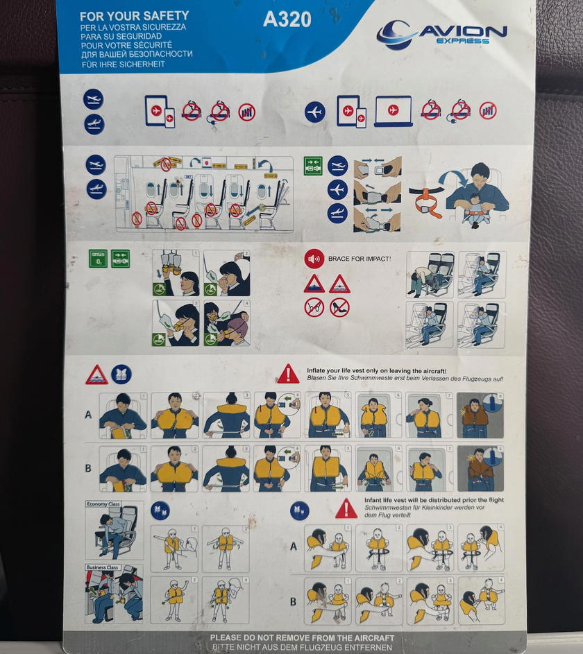 Safety card for an Avion Express Airbus A320